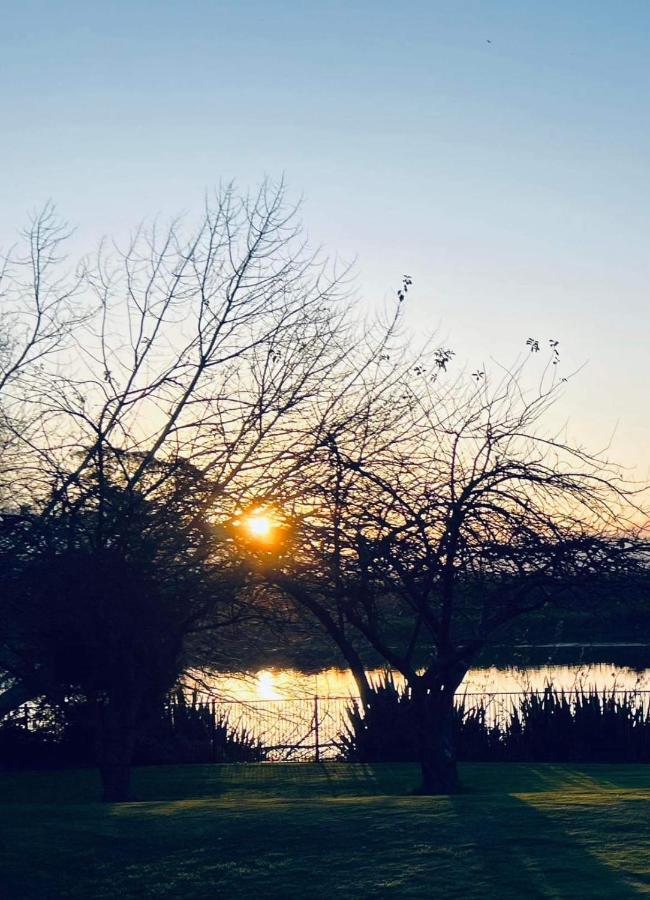 Riverside In 克莱夫 外观 照片